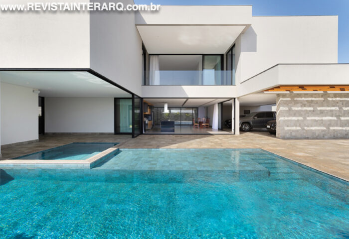 As linhas retas da arquitetura destacam os ambientes internos - Revista InterArq | Arquitetura, Decoração, Design, Paisagismo e Lifestyle
