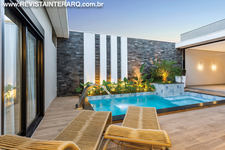 O espaço gourmet é o coração da casa, com o foco no receber - Revista InterArq | Arquitetura, Decoração, Design, Paisagismo e Lifestyle