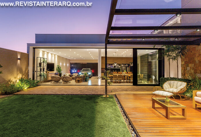 Soluções modernas e funcionais permeiam os espaços desta casa - Revista InterArq | Arquitetura, Decoração, Design, Paisagismo e Lifestyle