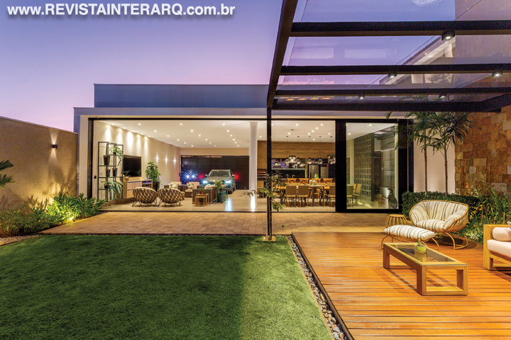 Soluções modernas e funcionais permeiam os espaços desta casa - Revista InterArq | Arquitetura, Decoração, Design, Paisagismo e Lifestyle