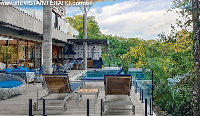 Este projeto foi concebido em meio a natureza, valorizando 100% a vista - Revista InterArq | Arquitetura, Decoração, Design, Paisagismo e Lifestyle
