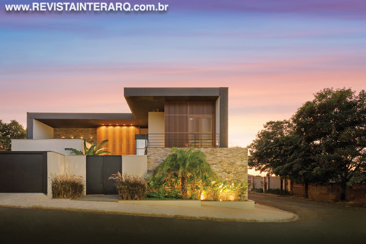 Para a revitalização desta casa, foram elaboradas soluções atemporais - Revista InterArq | Arquitetura, Decoração, Design, Paisagismo e Lifestyle