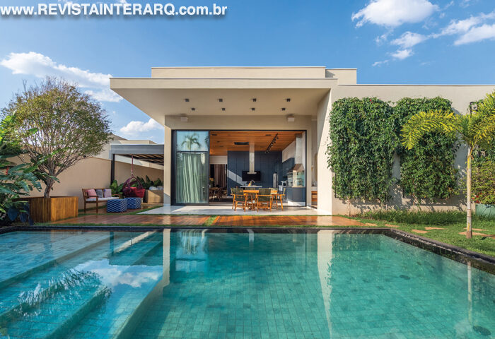 A beleza do paisagismo se conecta aos ambientes funcionais deste projeto - Revista InterArq | Arquitetura, Decoração, Design, Paisagismo e Lifestyle