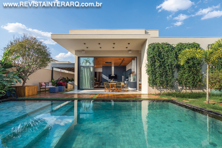 A beleza do paisagismo se conecta aos ambientes funcionais deste projeto - Revista InterArq | Arquitetura, Decoração, Design, Paisagismo e Lifestyle