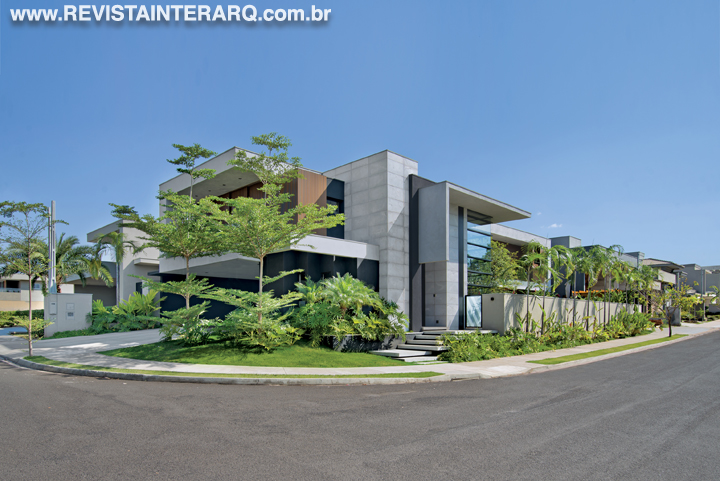 Com arquitetura simples e contemporânea, esta casa surpreende - Revista InterArq | Arquitetura, Decoração, Design, Paisagismo e Lifestyle