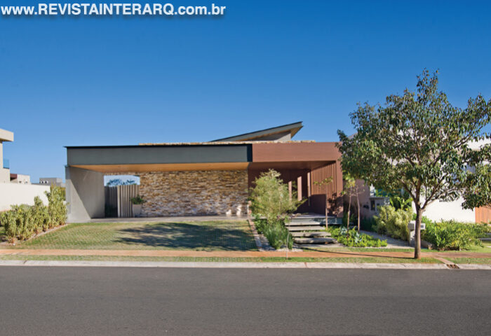 Essa casa conecta o interior e o exterior através das amplas aberturas - Revista InterArq | Arquitetura, Decoração, Design, Paisagismo e Lifestyle
