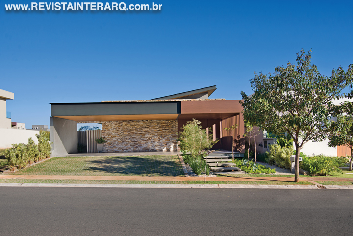 Essa casa conecta o interior e o exterior através das amplas aberturas - Revista InterArq | Arquitetura, Decoração, Design, Paisagismo e Lifestyle