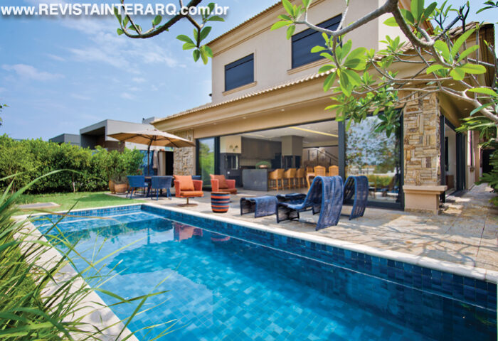 Esta casa tem um visual elegante e uma generosa área de lazer - Revista InterArq | Arquitetura, Decoração, Design, Paisagismo e Lifestyle