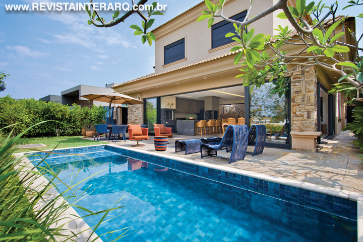 Esta casa tem um visual elegante e uma generosa área de lazer - Revista InterArq | Arquitetura, Decoração, Design, Paisagismo e Lifestyle