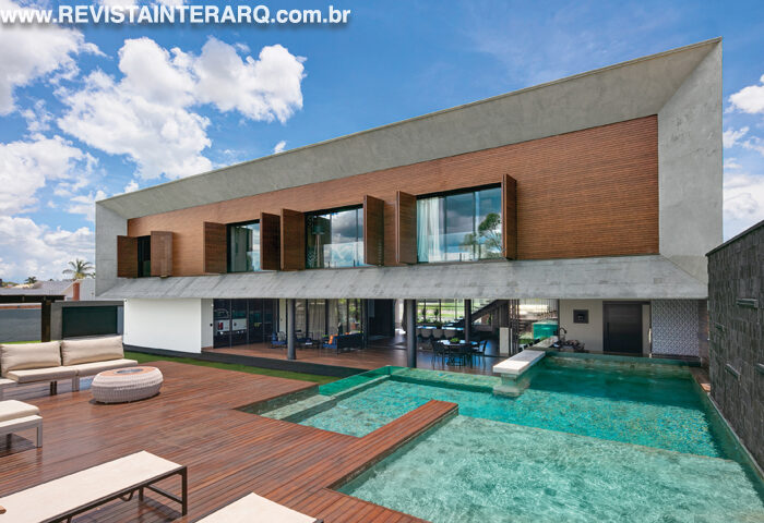 O projeto desta casa é repleto de soluções contemporâneas e volumes impactantes - Revista InterArq | Arquitetura, Decoração, Design, Paisagismo e Lifestyle