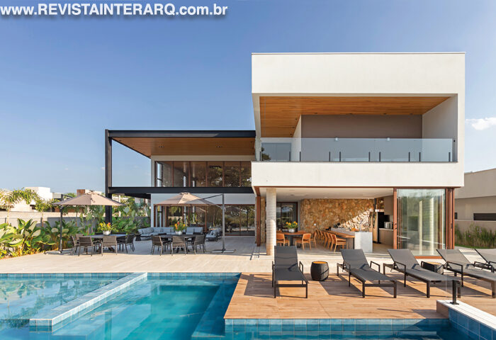 Um refúgio de veraneio repleto de elegância e modernidade - Revista InterArq | Arquitetura, Decoração, Design, Paisagismo e Lifestyle