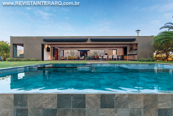 Um projeto repleto de ambientes integrados á natureza - Revista InterArq | Arquitetura, Decoração, Design, Paisagismo e Lifestyle