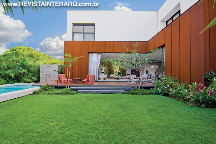 Esta residência acolhedora é repleta de elementos modernos que se conectam com a natureza - Revista InterArq | Arquitetura, Decoração, Design, Paisagismo e Lifestyle