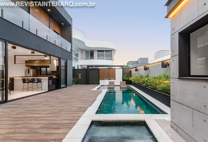 Uma residência contemporânea, evidenciada pelas tonalidades sóbrias e elegantes - Revista InterArq | Arquitetura, Decoração, Design, Paisagismo e Lifestyle