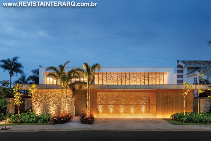Um projeto totalmente funcional, destacado pelas linhas modernistas - Revista InterArq | Arquitetura, Decoração, Design, Paisagismo e Lifestyle