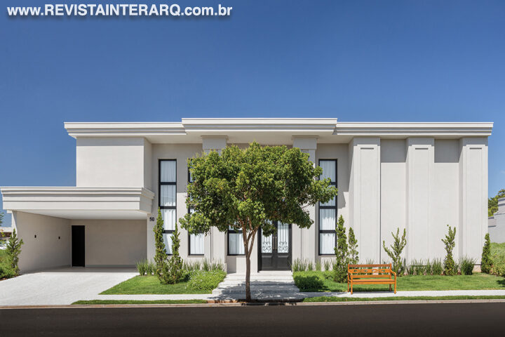 A fachada clássica e os interiores requintados resultaram um projeto funcional e elegante - Revista InterArq | Arquitetura, Decoração, Design, Paisagismo e Lifestyle