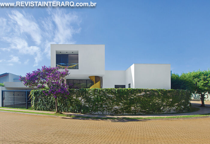 Linhas retas e grandes aberturas de vidro trazem modernidade ao projeto - Revista InterArq | Arquitetura, Decoração, Design, Paisagismo e Lifestyle