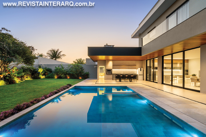 Contemporaneidade e conforto foram os principais destaques da arquitetura dessa residência - Revista InterArq | Arquitetura, Decoração, Design, Paisagismo e Lifestyle