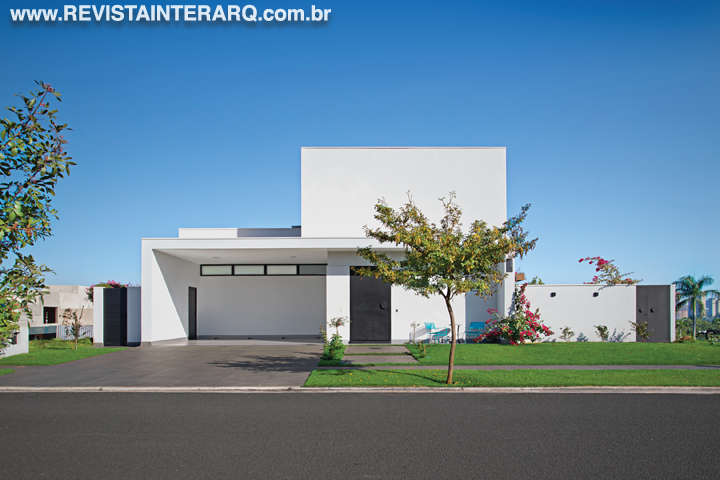 O minimalismo estrutural valorizou os ambientes deste projeto - Revista InterArq | Arquitetura, Decoração, Design, Paisagismo e Lifestyle