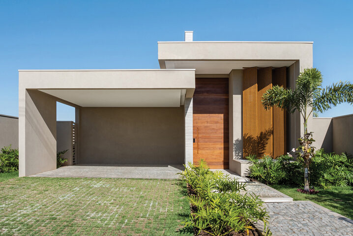 Uma residência térrea, com ambientes modernos integrados - Revista InterArq | Arquitetura, Decoração, Design, Paisagismo e Lifestyle