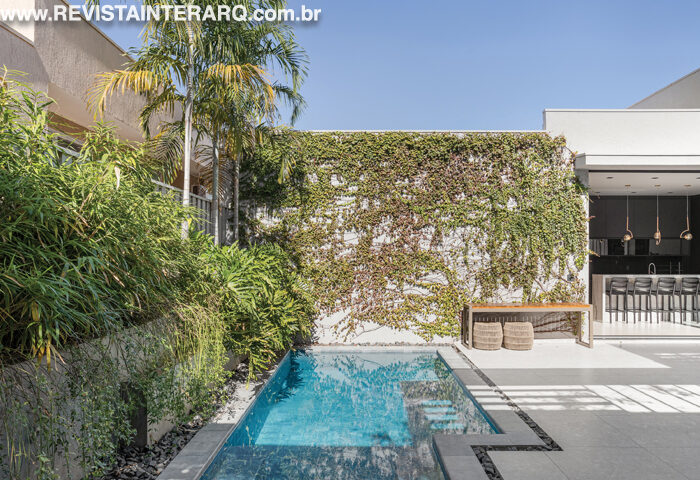 O paisagismo exuberante valoriza os ambientes internos dessa residência - Revista InterArq | Arquitetura, Decoração, Design, Paisagismo e Lifestyle
