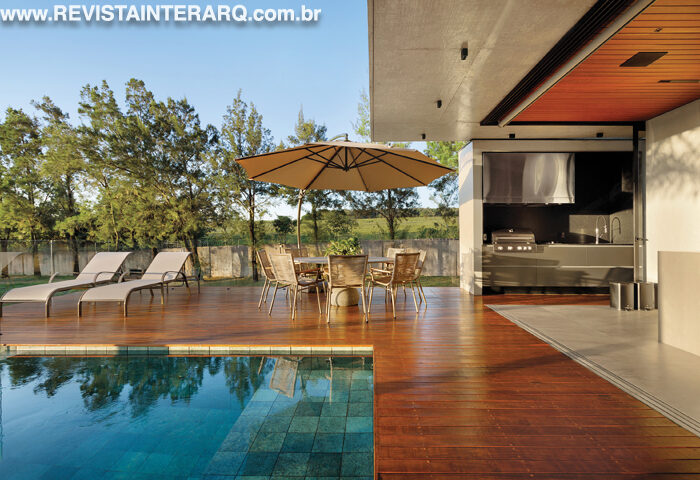 Luxo e rusticidade se mostram através da escolha de texturas deste projeto - Revista InterArq | Arquitetura, Decoração, Design, Paisagismo e Lifestyle