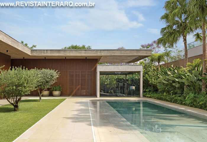Nesta residência contemporânea, brutalismo e minimalismo se integram ao paisagismo exuberante - Revista InterArq | Arquitetura, Decoração, Design, Paisagismo e Lifestyle