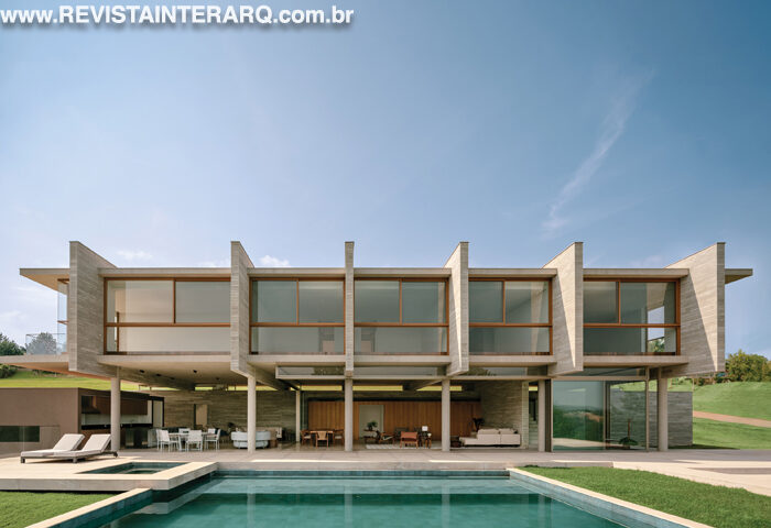 Uma residência integrada ao terreno, com estrutura marcante e visuais deslumbrantes - Revista InterArq | Arquitetura, Decoração, Design, Paisagismo e Lifestyle