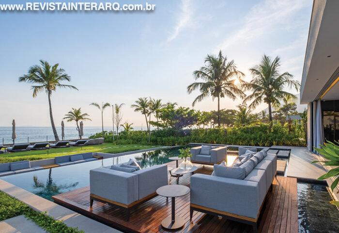 Sofisticação e leveza praiana se unem neste projeto clássico contemporâneo frente ao mar - Revista InterArq | Arquitetura, Decoração, Design, Paisagismo e Lifestyle