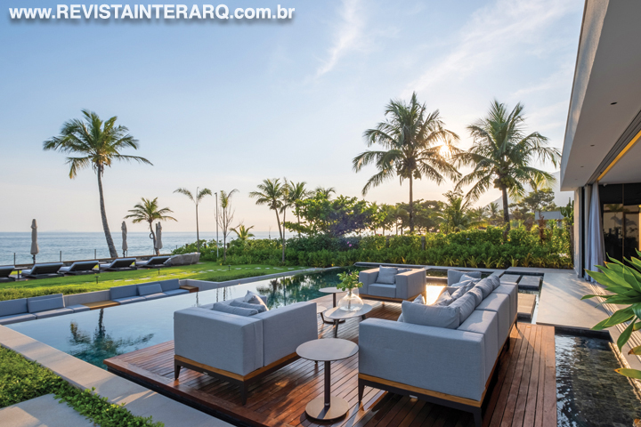 Sofisticação e leveza praiana se unem neste projeto clássico contemporâneo frente ao mar - Revista InterArq | Arquitetura, Decoração, Design, Paisagismo e Lifestyle
