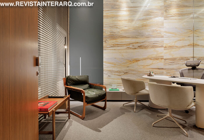 O visual sofisticado com materiais nobres resultaram em um ambiente elegante e sóbrio - Revista InterArq | Arquitetura, Decoração, Design, Paisagismo e Lifestyle