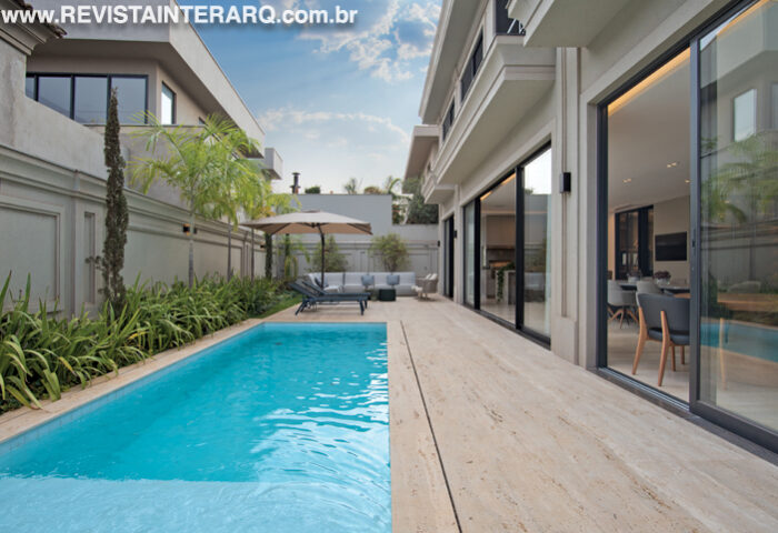 Esta residência tem estilo neoclássico, com composições leves e aconchegantes - Revista InterArq | Arquitetura, Decoração, Design, Paisagismo e Lifestyle