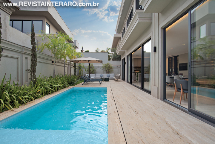 Esta residência tem estilo neoclássico, com composições leves e aconchegantes - Revista InterArq | Arquitetura, Decoração, Design, Paisagismo e Lifestyle