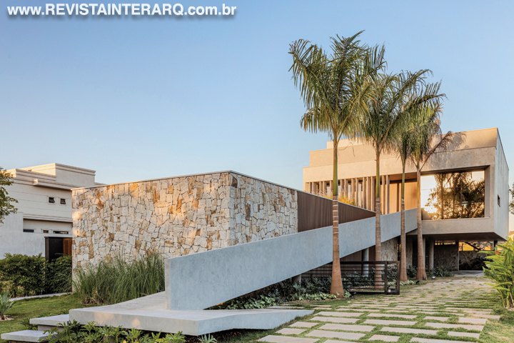 A área social desta residência foi pensada para aproveitar ao máximo a vista - Revista InterArq | Arquitetura, Decoração, Design, Paisagismo e Lifestyle