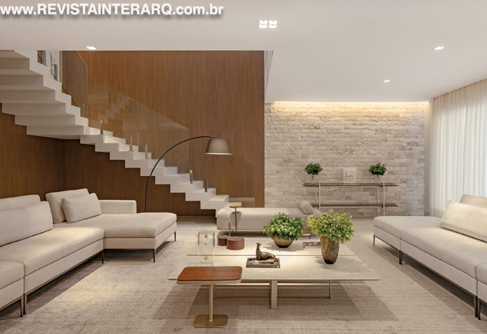 A fachada clássica é um dos grandes destaques deste projeto - Revista InterArq | Arquitetura, Decoração, Design, Paisagismo e Lifestyle
