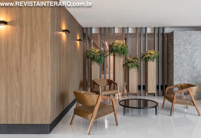 Um hall corporativo que alia solidez, acolhimento e design contemporâneo - Revista InterArq | Arquitetura, Decoração, Design, Paisagismo e Lifestyle