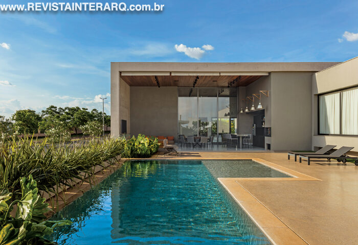 Integração total com a paisagem, em uma casa térrea que valoriza a vista, a luz natural e a leveza dos volumes. - Revista InterArq | Arquitetura, Decoração, Design, Paisagismo e Lifestyle