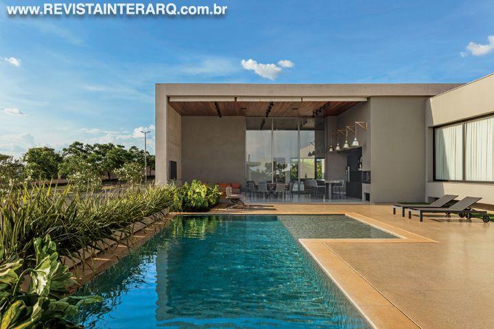 Integração total com a paisagem, em uma casa térrea que valoriza a vista, a luz natural e a leveza dos volumes. - Revista InterArq | Arquitetura, Decoração, Design, Paisagismo e Lifestyle