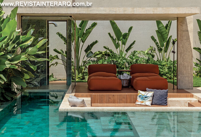 Volumetria contemporânea e ambientes integrados define esta residência com espaços voltados ao convívio familiar. - Revista InterArq | Arquitetura, Decoração, Design, Paisagismo e Lifestyle