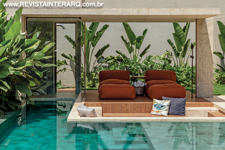 Volumetria contemporânea e ambientes integrados define esta residência com espaços voltados ao convívio familiar. - Revista InterArq | Arquitetura, Decoração, Design, Paisagismo e Lifestyle