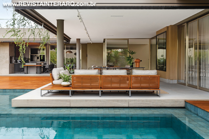 Residência suspensa que combina imponência e leveza em perfeita harmonia com a natureza - Revista InterArq | Arquitetura, Decoração, Design, Paisagismo e Lifestyle