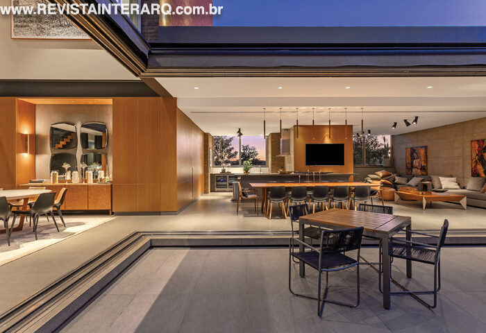 Casa compacta e imponente, com estética industrial e integração total à topografia do terreno - Revista InterArq | Arquitetura, Decoração, Design, Paisagismo e Lifestyle