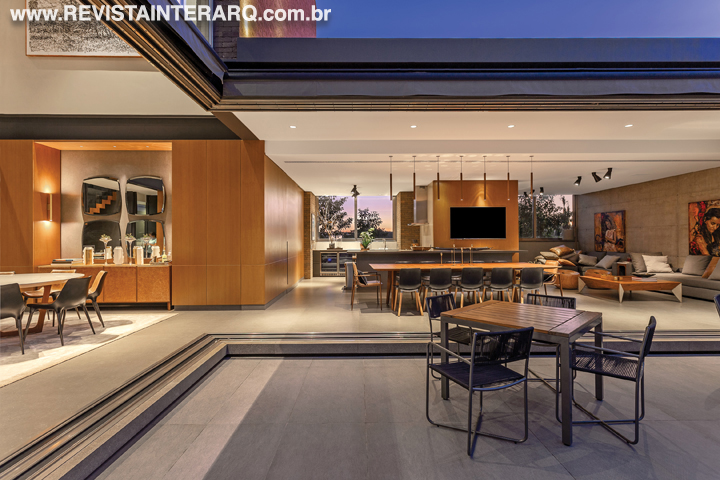 Casa compacta e imponente, com estética industrial e integração total à topografia do terreno - Revista InterArq | Arquitetura, Decoração, Design, Paisagismo e Lifestyle