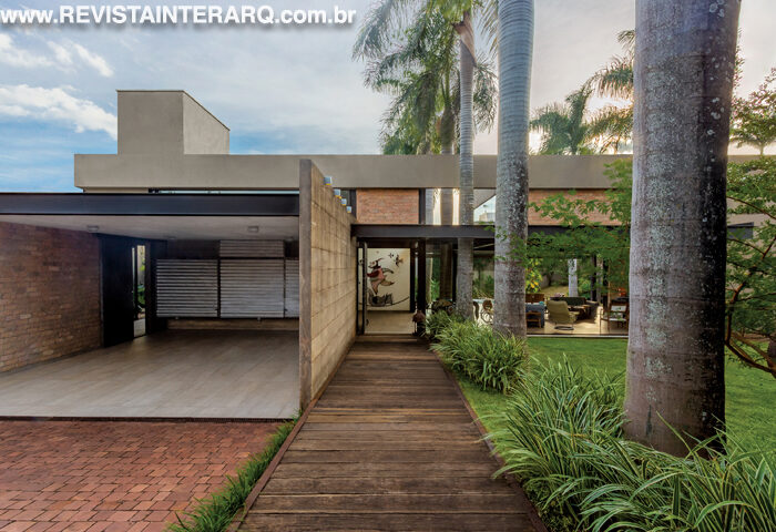 Uma casa-refúgio integrada à natureza que traduz o charme da vida simples e descomplicada - Revista InterArq | Arquitetura, Decoração, Design, Paisagismo e Lifestyle