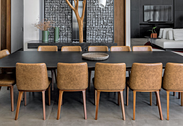 Esta cobertura duplex conta com vista deslumbrante e design autêntico em ambientes integrados e cheios de personalidade - Revista InterArq | Arquitetura, Decoração, Design, Paisagismo e Lifestyle