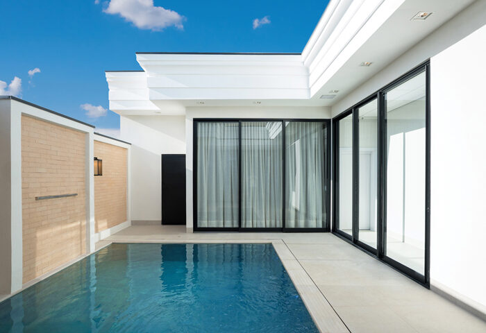Este projeto conta com um estilo neoclássico e volumes exuberantes - Revista InterArq | Arquitetura, Decoração, Design, Paisagismo e Lifestyle