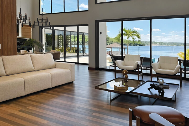 Ambientes acolhedores e conexão com a natureza são os principais destaques deste projeto - Revista InterArq | Arquitetura, Decoração, Design, Paisagismo e Lifestyle