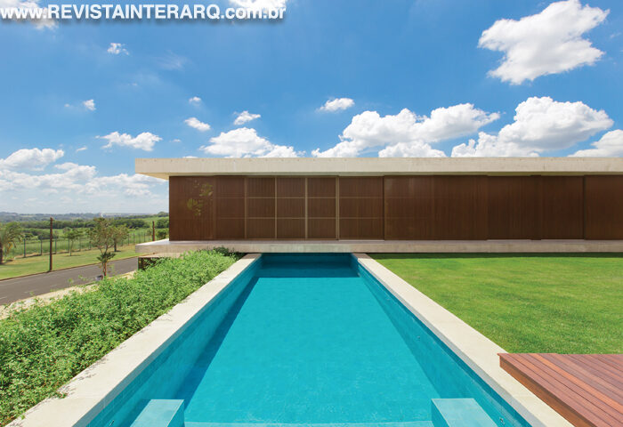 Volumes marcantes e materiais naturais criam um espaço funcional e despojado neste projeto - Revista InterArq | Arquitetura, Decoração, Design, Paisagismo e Lifestyle