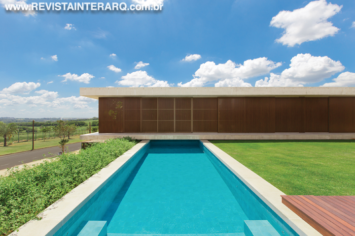 Volumes marcantes e materiais naturais criam um espaço funcional e despojado neste projeto - Revista InterArq | Arquitetura, Decoração, Design, Paisagismo e Lifestyle