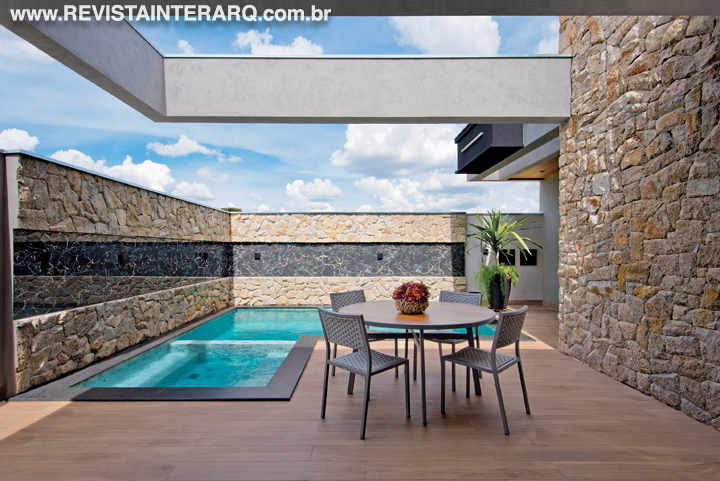 Uma casa térrea, luminosa e feita para acolher - Revista InterArq | Arquitetura, Decoração, Design, Paisagismo e Lifestyle
